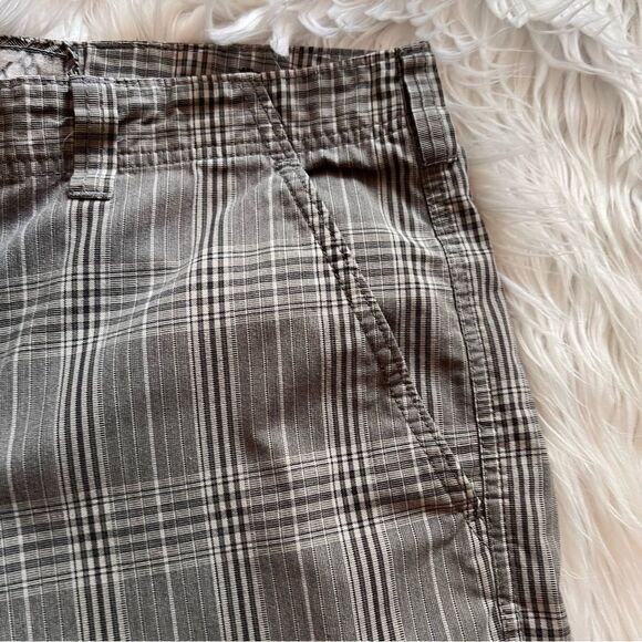 BKE Men’s Shorts Pembroke Size 34x12 Gray White Plaid Bermuda Casual Buckle - Picture 2 of 6